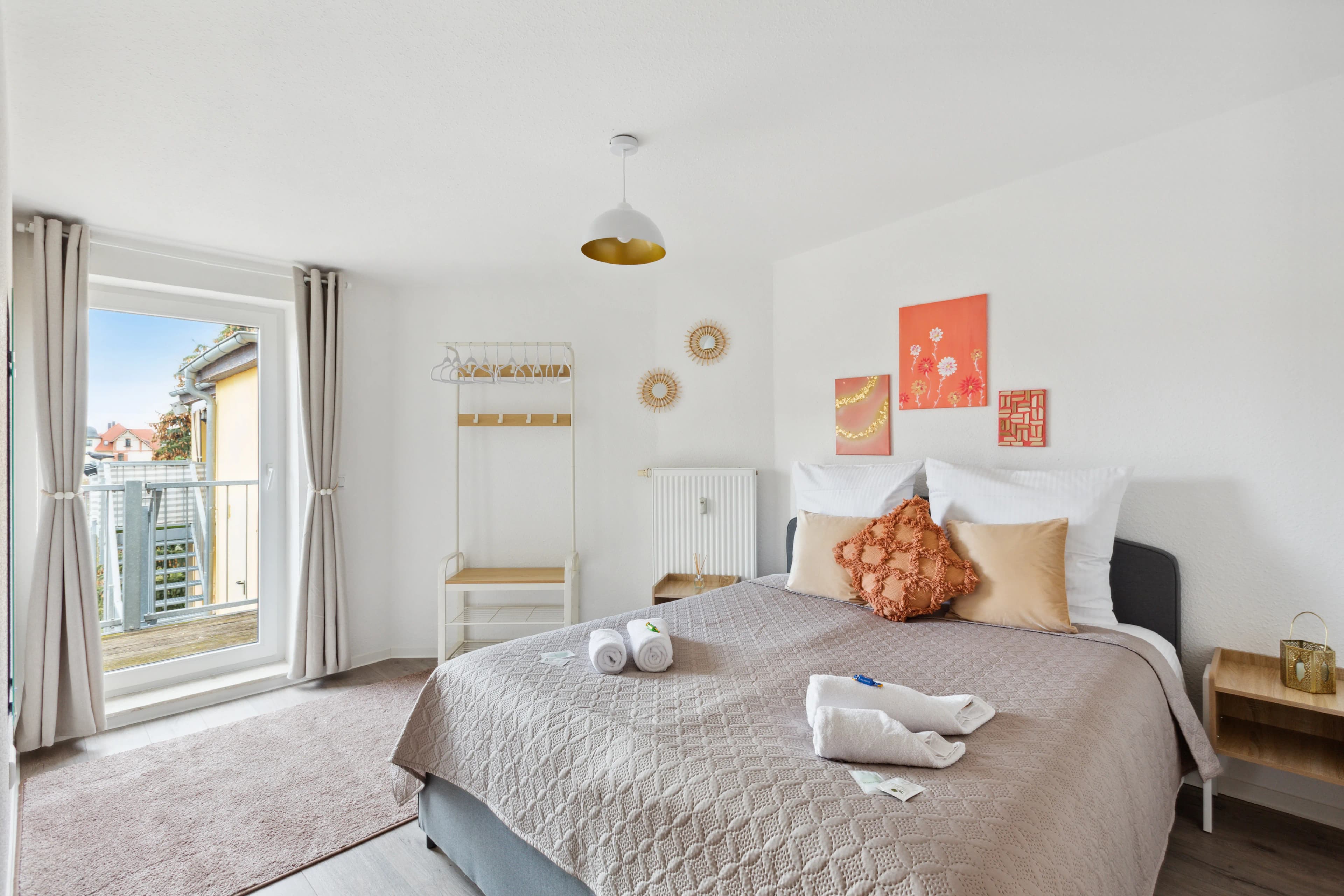 Helles Schlafzimmer mit Balkon