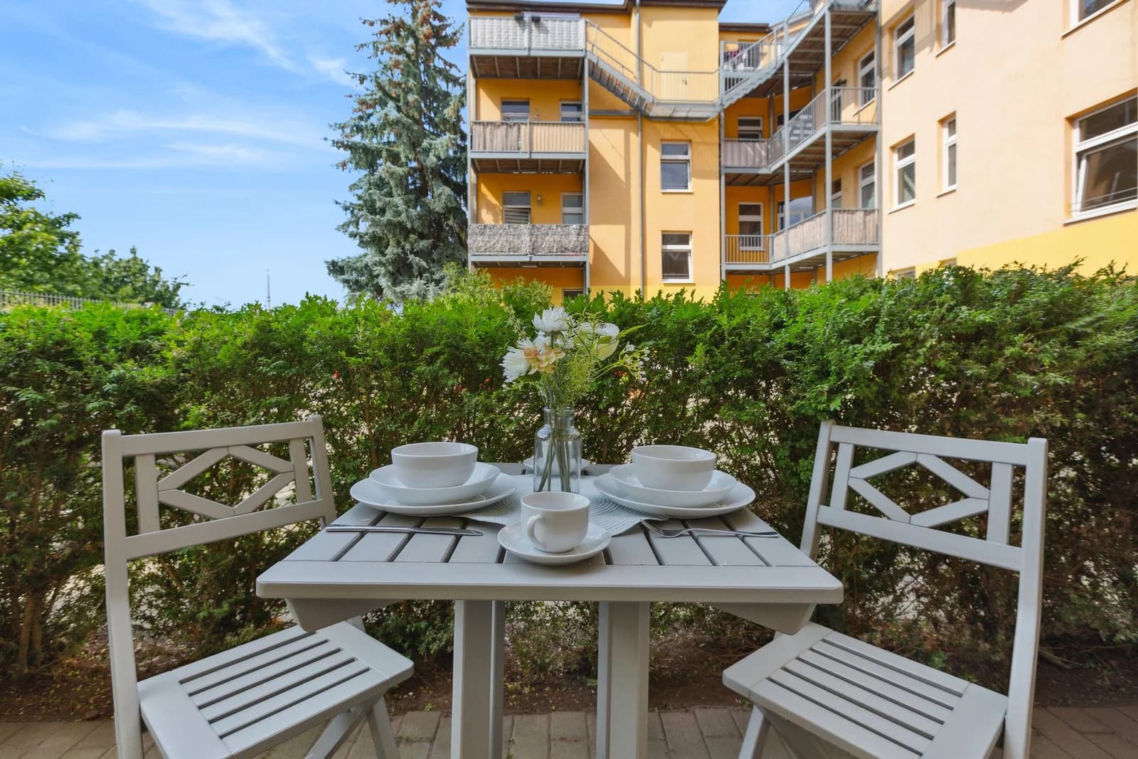 Sonnige Terrasse mit Gartenmöbeln